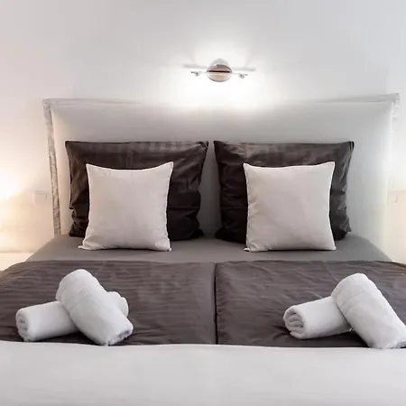 Lovely 6-bedrooms Appartement *