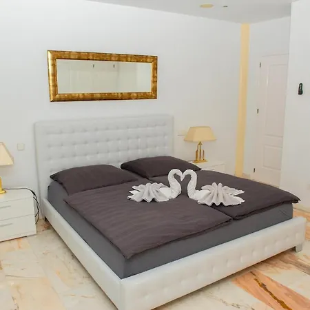 Lovely 6-bedrooms Appartement