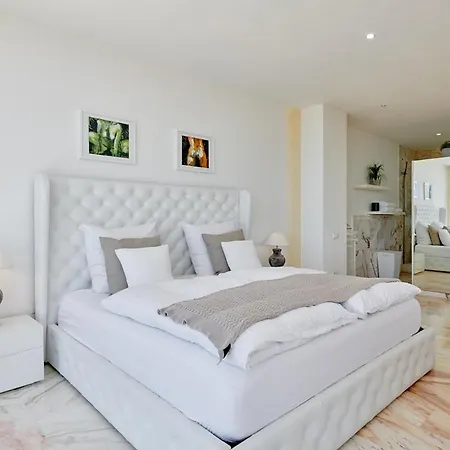 Lovely 6-bedrooms Appartement