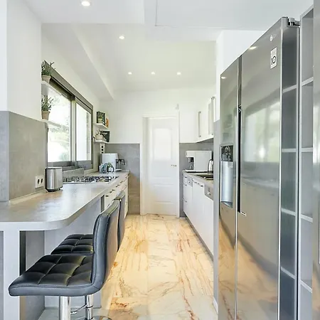 Lovely 6-bedrooms Appartement *