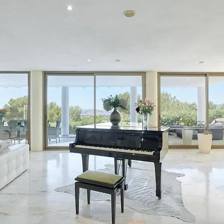 Lovely 6-bedrooms *