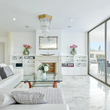 Lovely 6-bedrooms *